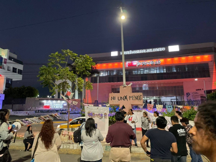Madres en Resistencia cumplen un mes de plantón frente a la Fiscalía 