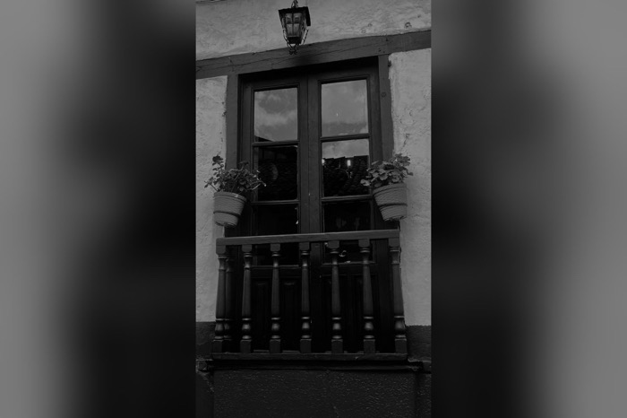 El balcón donde la imaginación cobra vida / Sarcasmo y café