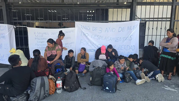 Desplazados de Santa Marta instalan plantón indefinido frente a Palacio