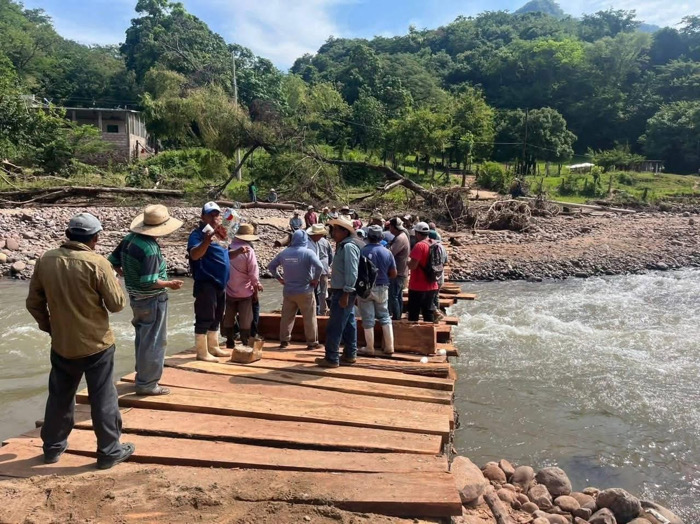 Campesinos de Chicomuselo construyen su propio puente ante falta de respuesta oficial