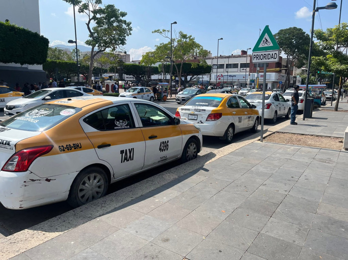 Taxistas denuncian afectaciones por transporte vía aplicaciones