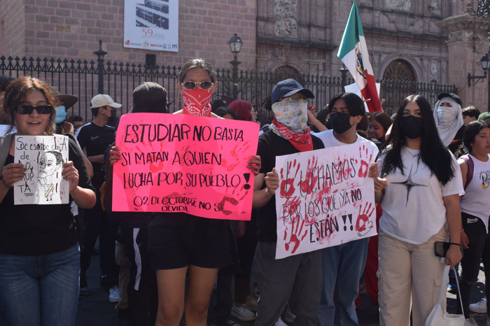 Marchan estudiantes en Uruapan para exigir justicia por el asesinato de Carlos Manzo
