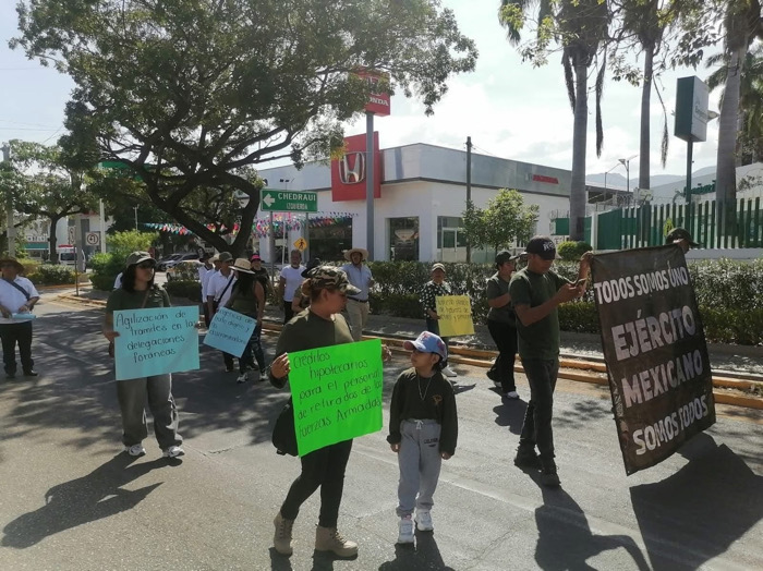 Militares retirados marchan en Tuxtla exigir para trato digno