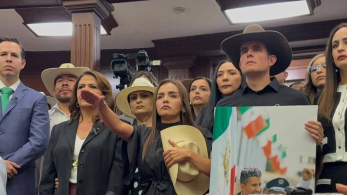 “El Movimiento del Sombrero no se detendrá”: Grecia Quiroz toma protesta como alcaldesa