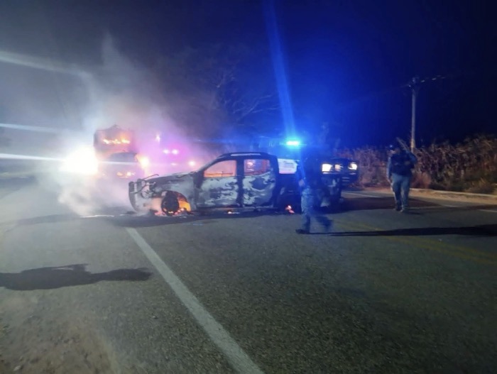 Vehículos incendiados movilizan a fuerzas de seguridad en Nuevo México, Villaflores