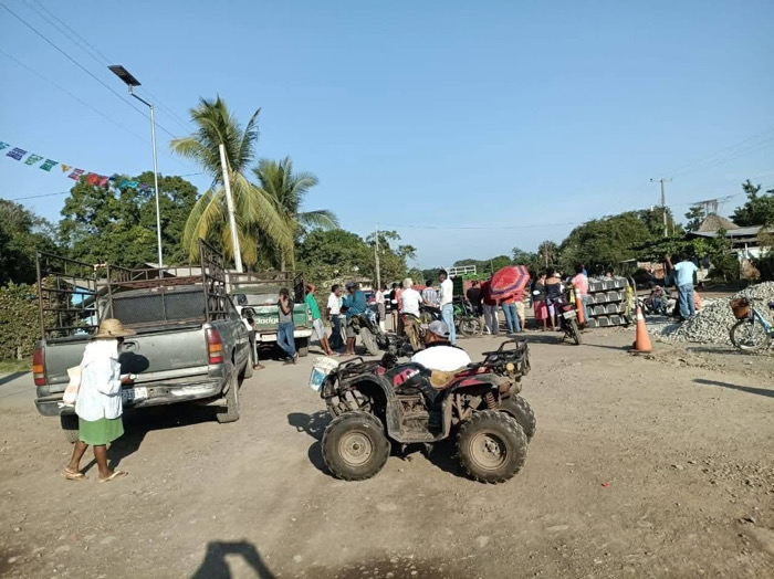 Bloquean carretera en Suchiate por incumplimientos en obras del tren