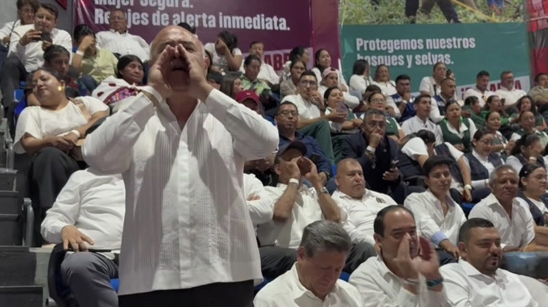 Personal de salud abuchea al senador Pepe Cruz durante informe de gobierno