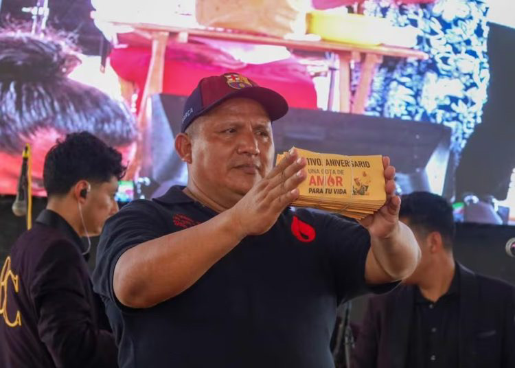 Alcalde de Huehuetán entrega un millón de pesos y equipos de apoyo en acto público