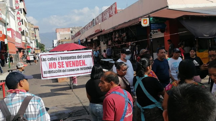 Locatarios protestan en el centro de Tuxtla por crecimiento del ambulantaje