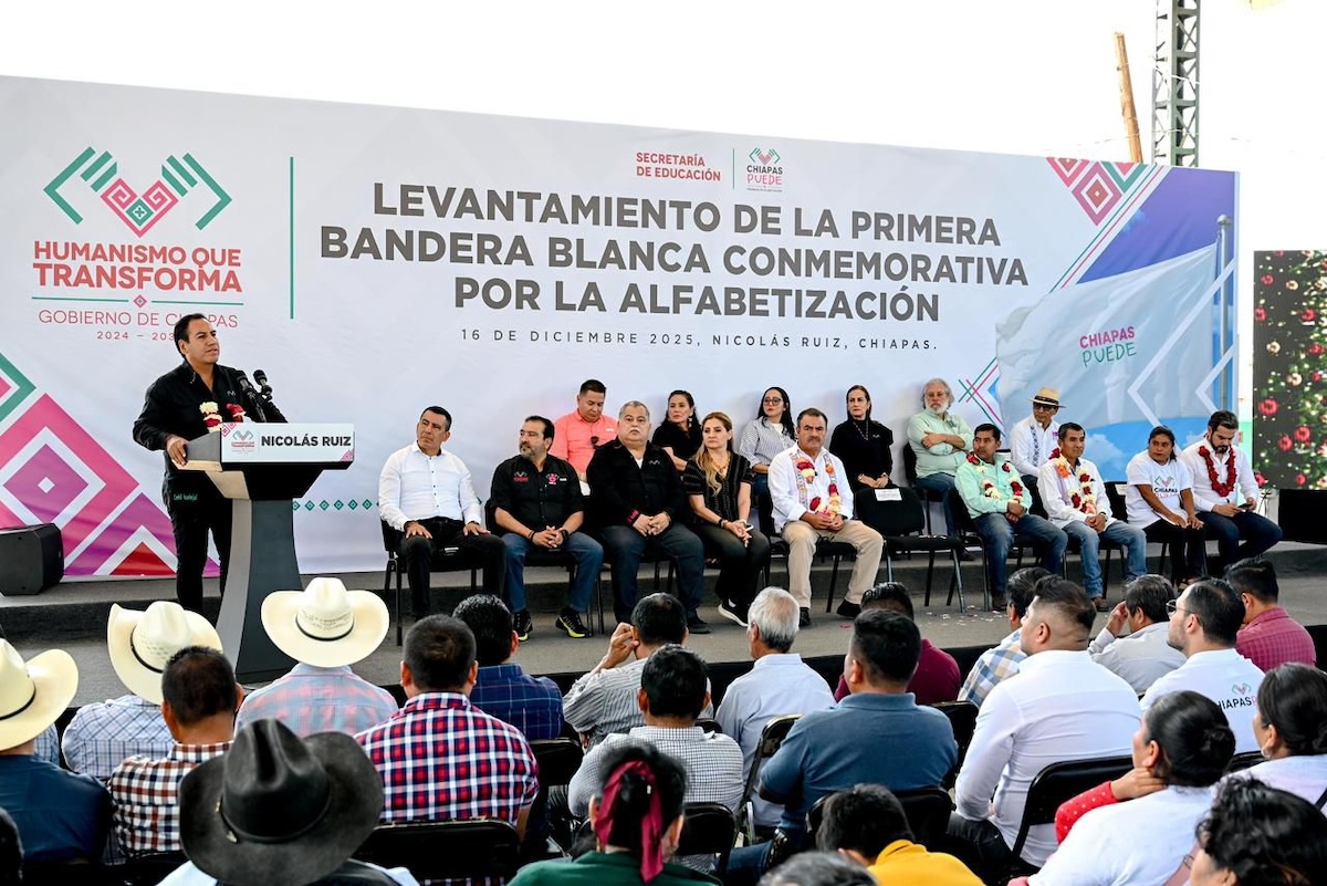 Eduardo Ramírez levanta la primera bandera blanca por la alfabetización en Nicolás Ruiz