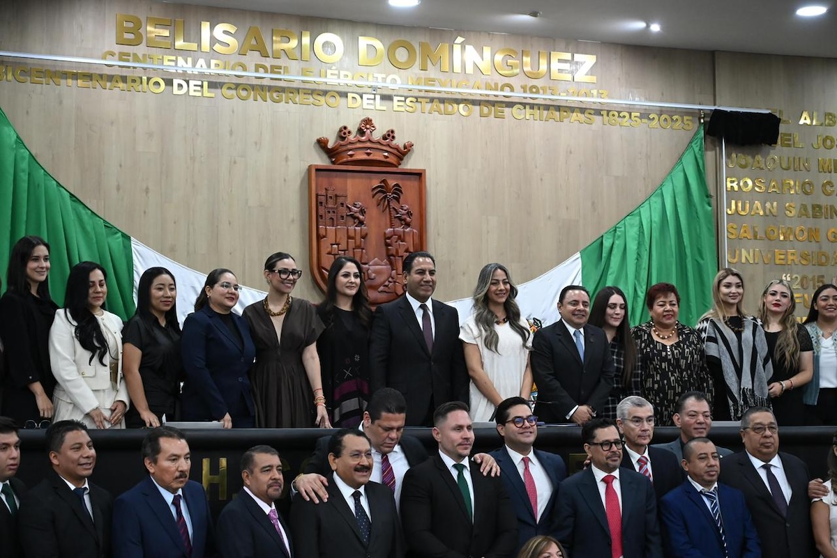 Gobernador Eduardo Ramírez devela en muro de honor inscripción: “Bicentenario del Congreso del Estado de Chiapas 1825-2025”
