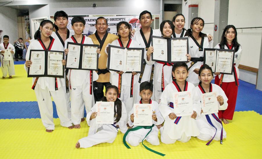 Taekwondoines de la escuela “Vera’s” aprueban examen de Cintas Negras y Grados Mayores