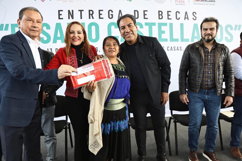 Eduardo Ramírez entrega becas Rosario Castellanos para la alfabetización en San Cristóbal