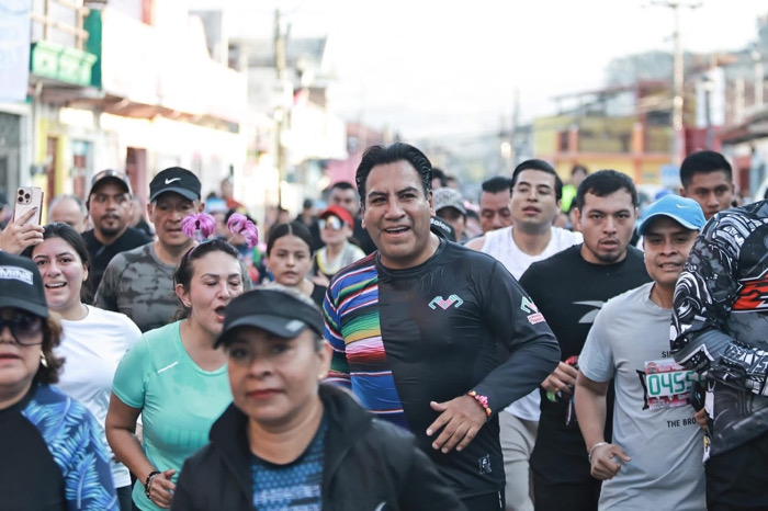 Junto a miles de atletas, Eduardo Ramírez participa en la Carrera del Parachico 2026