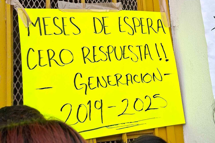 Egresados de Medicina bloquean actividades en la UBBJ de SCLC