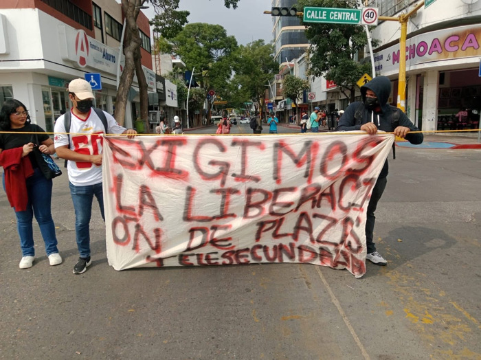 Normalistas bloquean el centro de Tuxtla para exigir liberación de plazas docentes