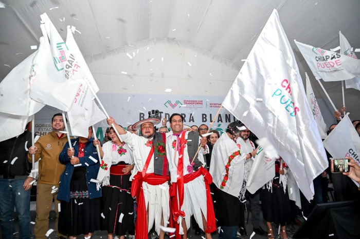 En Huixtán, Eduardo Ramírez levanta segunda bandera blanca por la alfabetización