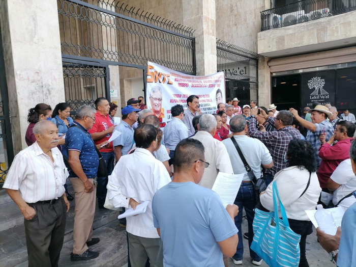 Jubilados del magisterio acusan represalias legales tras protestas en Tuxtla Gutiérrez