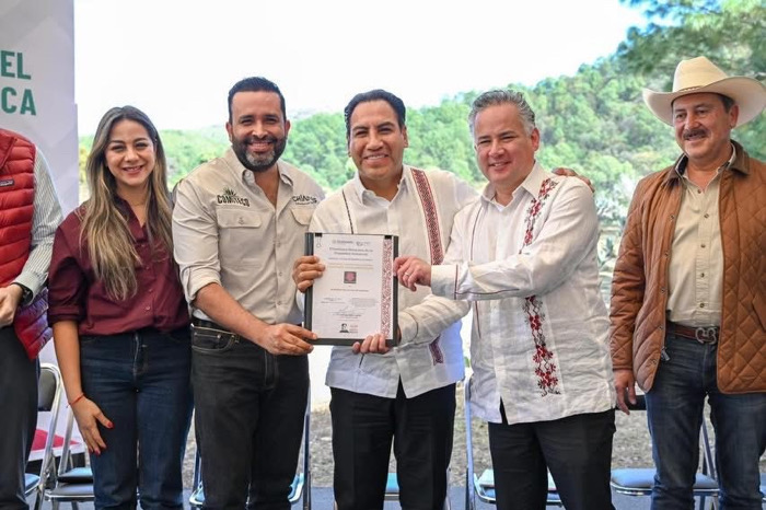 Eduardo Ramírez y titular del IMPI, Santiago Nieto, entregan Indicación Geográfica del Comiteco de Comitán