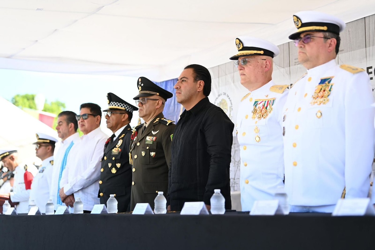 Eduardo Ramírez asiste a Ceremonia de Entrega-Recepción del Mando de Armas de la Vigésima Segunda Zona Naval