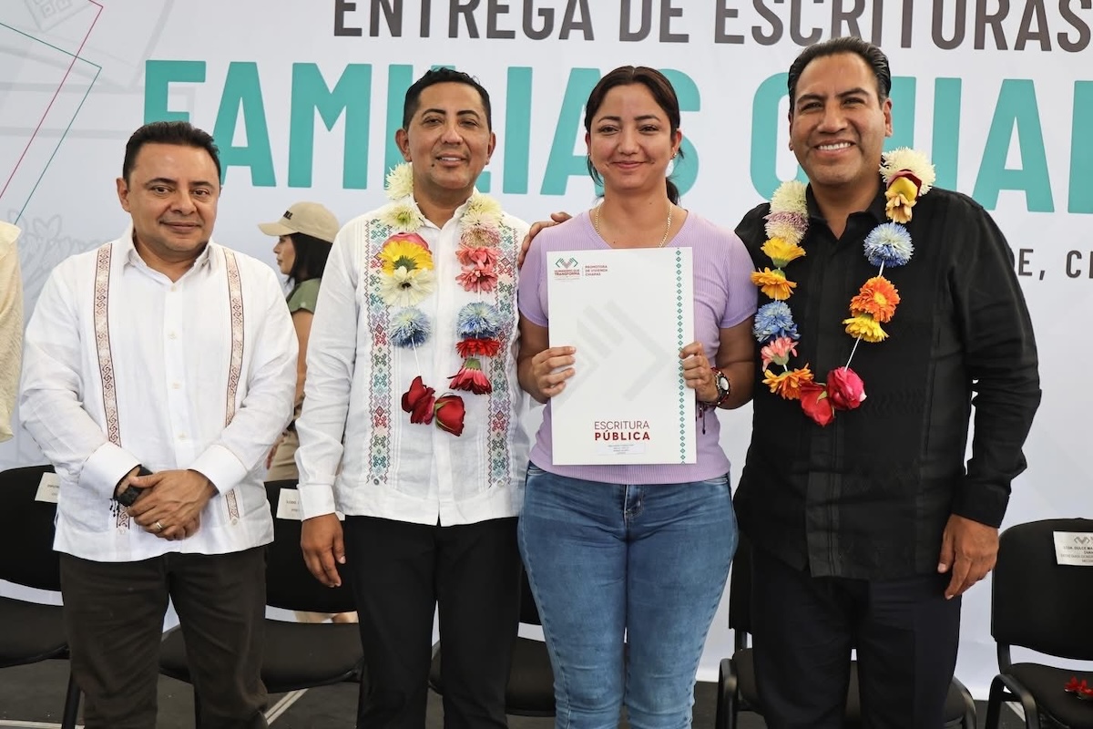 En Suchiate, Eduardo Ramírez entrega escrituras públicas y brinda certeza jurídica a familias chiapanecas