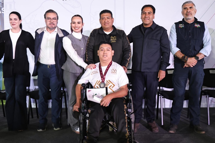 Entrega Eduardo Ramírez becas al mérito deportivo y relojes del programa Mujer Segura a atletas