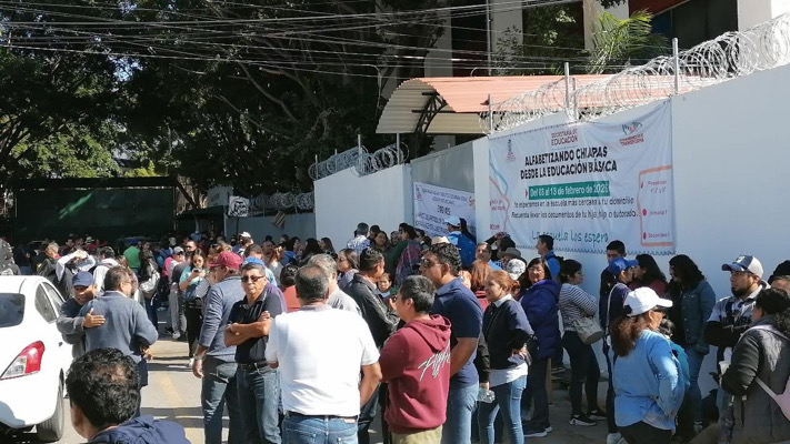 Docentes se manifiestan por adeudos y trámites laborales pendientes