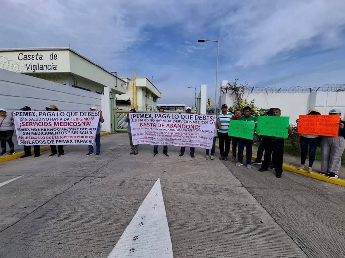 Jubilados y trabajadores de Pemex protestan en Tapachula