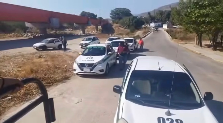 Taxistas bloquean el acceso a estudiantes en UBBJ en Arriaga