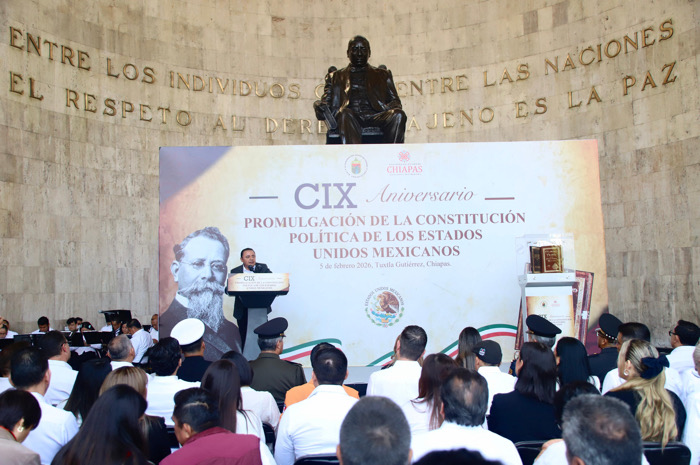 “Sobre la Constitución nada, bajo la Constitución todo”: Juan Carlos Moreno Guillén