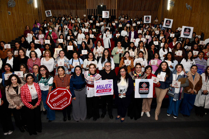 Entregan más de 350 relojes inteligentes del Programa Mujer Segura a integrantes de la comunidad UNACH