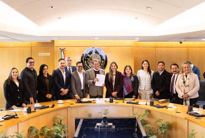Comitiva entrega al Congreso de la Unión iniciativa de reforma a Ley Federal de Armas de  Fuego y Explosivos