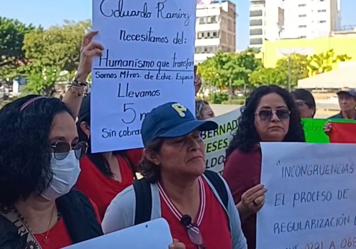 Docentes de Educación Especial protestan en Tuxtla por salarios retenidos desde octubre