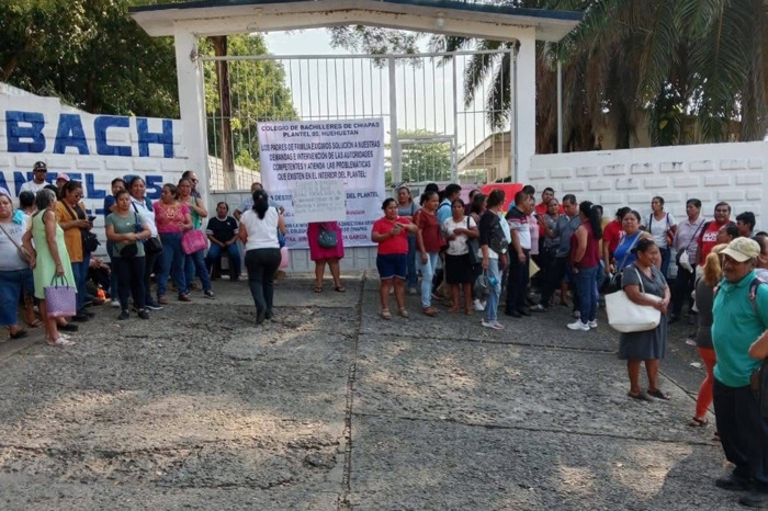 Toman COBACH 05 en Huehuetán y exigen destitución de director