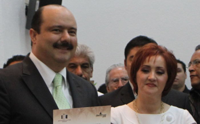 Detienen en Estados Unidos a esposa del exgobernador de Chihuahua César Duarte