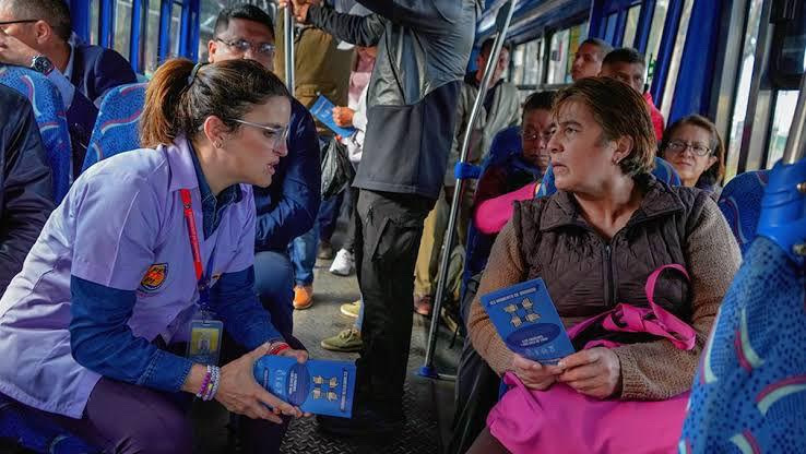 La crítica viaja en bus / Al Sur Montalvo