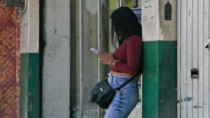 Mariela con celular en la mano / Al Sur con Montalvo