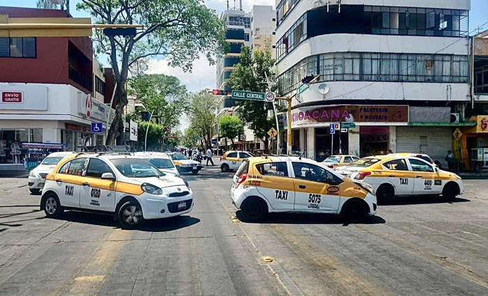 Taxistas bloquean avenida central en Tuxtla y exigen regulación de plataformas digitales