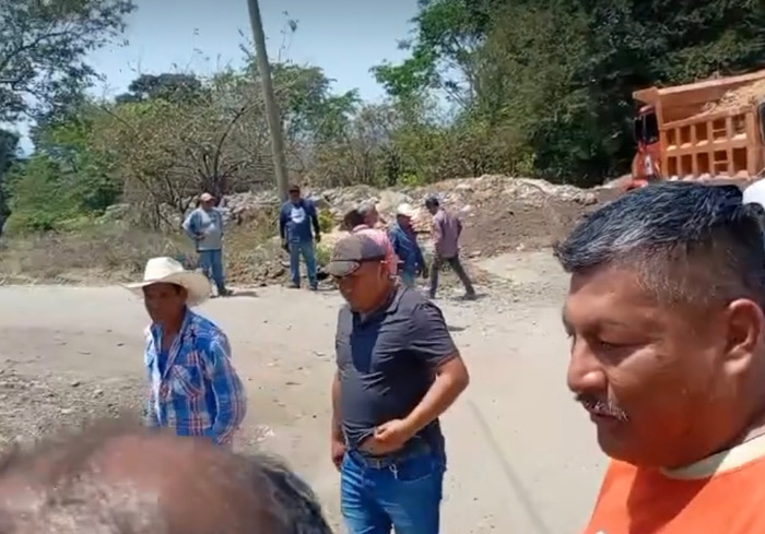 Transportistas bloquean ingreso de unidades irregulares en San Lucas