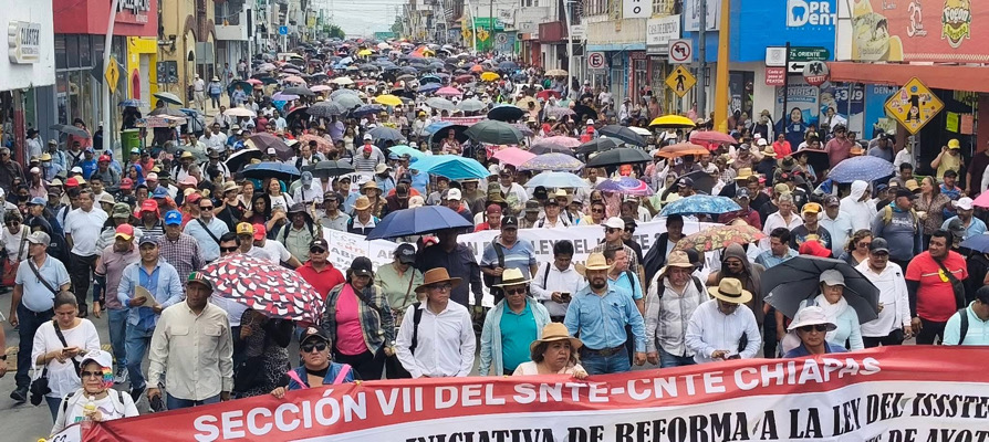 CNTE paraliza clases y toma Tuxtla; moviliza contingentes a CDMX por paro nacional