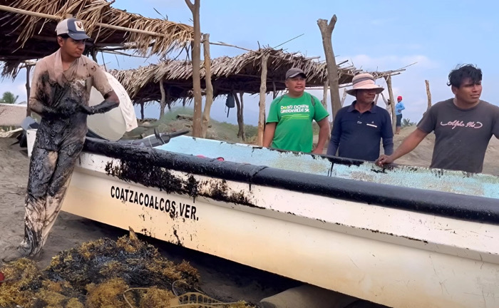 Derrame de hidrocarburos afecta costas del sur de Veracruz; pescadores piden indemnización