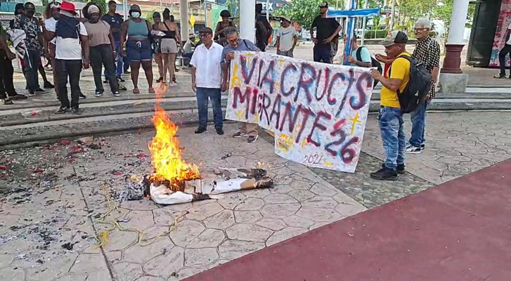Migrantes marchan en Tapachula y queman figura de Donald Trump 