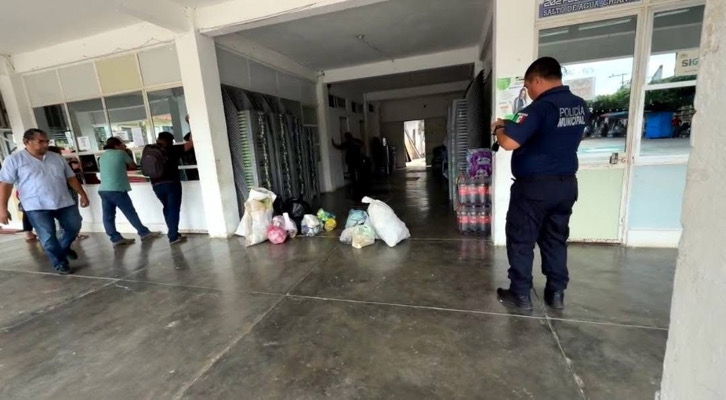 Ciudadanos de Salto de Agua dejan basura frente al ayuntamiento por falta de recolección