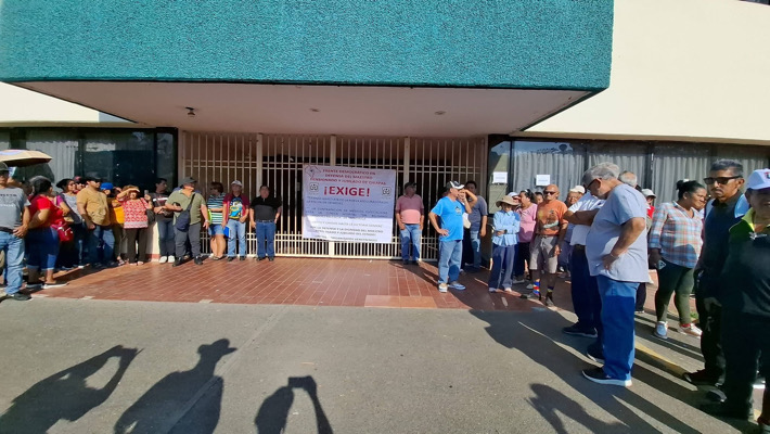 Jubilados del magisterio bloquean Unidad Administrativa en Tapachula 