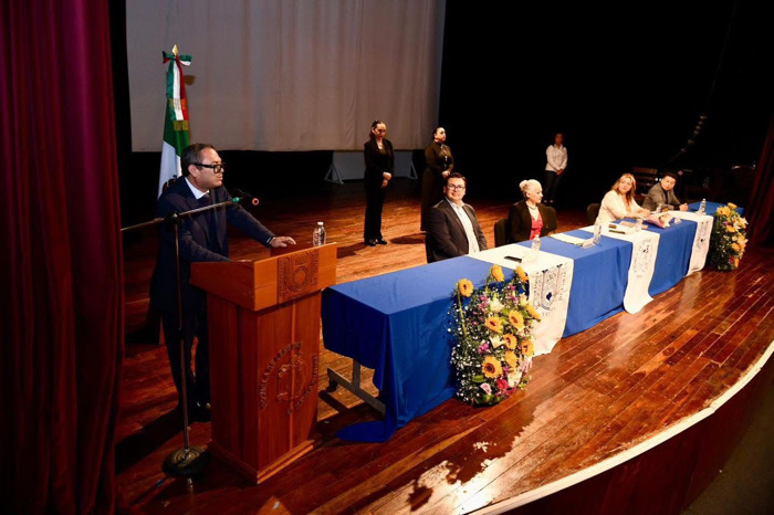 Realiza UNACH emotiva ceremonia de graduación de la comunidad de egresados de la Escuela de Lenguas San Cristóbal