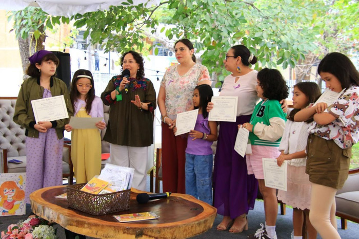 Niñas chiapanecas iluminan con arte y palabra la Secretaría de Educación