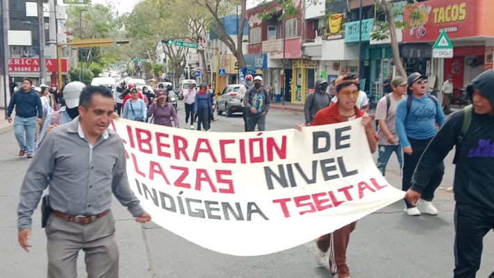 Maestros indígenas bloquean vialidades del centro de Tuxtla 