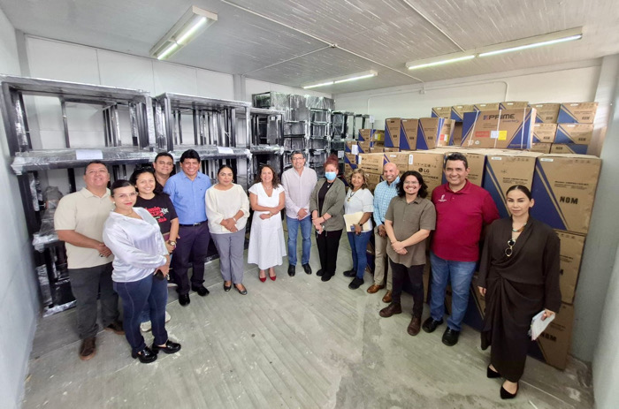 Entrega rectora de la UNICACH, Fanny López Jiménez, equipo y mobiliario que reduce rezago histórico en facultades