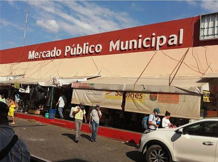 Locatarios denuncian irregularidades y malos tratos de funcionario en mercado de Tuxtla