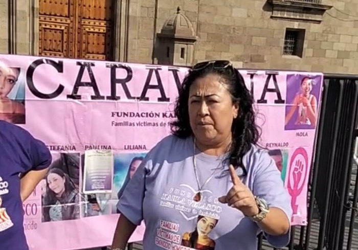 Familiares de víctimas de feminicidio instalan plantón en el Zócalo de CDMX